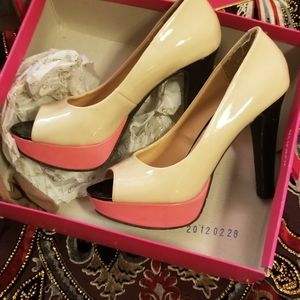 Candies womens platform heels size 8 neutral colors Like New in box